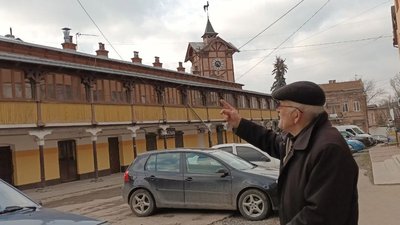 Володимир Мармус показує будинок на площі Ринок, де у 1973 році він встановив український прапор Володимир Мармус показує будинок на площі Ринок, де у 1973 році він встановив український прапор