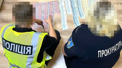 На Хмельниччині, за версією слідства,підробляли водійські посвідчення та техпаспорти