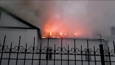 У селі Журавка, що в Прилуцькому районі, горить церква У селі Журавка, що в Прилуцькому районі, горить церква