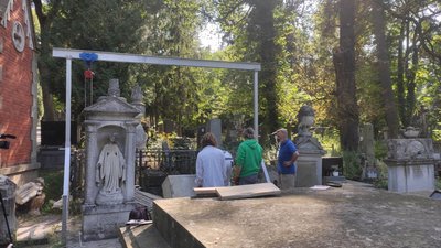 На Личаківському кладовищі у Львові реставрують зруйновані скульптури На Личаківському кладовищі у Львові реставрують зруйновані скульптури