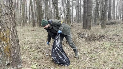 На Хмельниччині виявили сміттєзвалище у лісі На Хмельниччині виявили сміттєзвалище у лісі