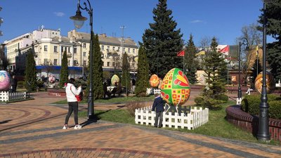 "Писанки-велетні" встановили на площі перед міськрадою у Вінниці "Писанки-велетні" встановили на площі перед міськрадою у Вінниці
