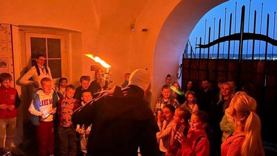 Майже 10 000 гривень зібрали для ЗСУ за дві вечірні екскурсії до замку "Паланок" Майже 10 000 гривень зібрали для ЗСУ за дві вечірні екскурсії до замку "Паланок"
