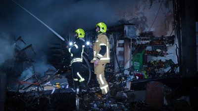 В Одесі через атаку спалахнули пожежі на СТО, в гаражах і магазинах: знищено авто В Одесі через атаку спалахнули пожежі на СТО, в гаражах і магазинах: знищено авто