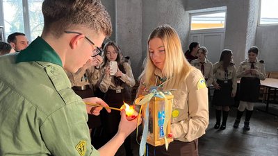 Пластуни запалюють в Тернополі Вифлеємський вогонь миру Пластуни запалюють в Тернополі Вифлеємський вогонь миру