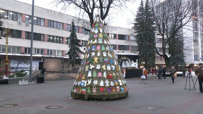 З пікселя та іграшок. В Івано-Франківську відкрили "Ялинку перемоги" З пікселя та іграшок. В Івано-Франківську відкрили "Ялинку перемоги"