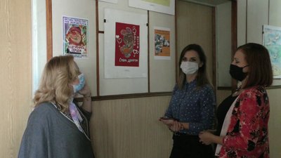 "Відгукнись серцем": у Херсонському центрі служби крові відкрилась виставка картин школи мистецтв №1