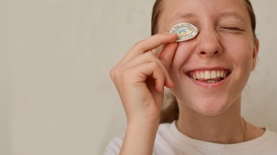У Чернівцях школярка з Харкова створює патріотичні глиняні значки, щоб підтримати ЗСУ