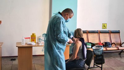 У Центрі масової вакцинації на залізничному вокзалі станції Хмельницький у перший день роботи вакцинували від COVID-19 майже 200 людей. У Центрі масової вакцинації на залізничному вокзалі станції Хмельницький у перший день роботи вакцинували від COVID-19 майже 200 людей.