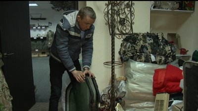 Черкаський волонтер готує передачу на Схід України