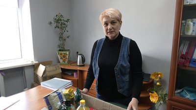 На Рівненщині переселенцям роздають набори продуктів від місцевих виробників На Рівненщині переселенцям роздають набори продуктів від місцевих виробників