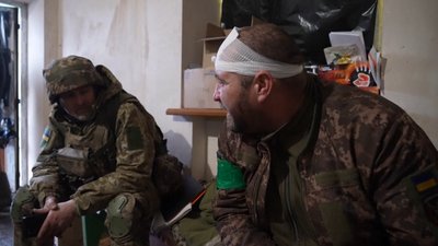 "Забирають з того світу". Військові медики рятують оборонців Бахмута "Забирають з того світу". Військові медики рятують оборонців Бахмута