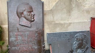 В Одесі демонтували меморіальну дошку Михайлу Калініну В Одесі демонтували меморіальну дошку Михайлу Калініну