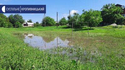 Вода пішла городами, дворами, залила футбольне поле Вода пішла городами, дворами, залила футбольне поле