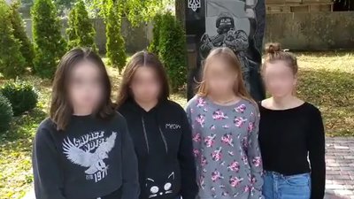 Дівчата, які танцювали тверк біля меморіалу загиблим в АТО у Талалаївці, записали відео-вибачення