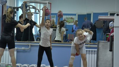 Безкоштовно гирьовому спорту школярів навчає Микола Ткаченко на Карлівщині Безкоштовно гирьовому спорту школярів навчає Микола Ткаченко на Карлівщині