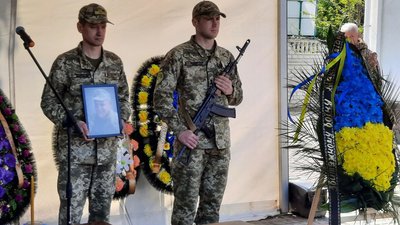 Дражнили Гномом за невисокий зріст, а він став титаном і тримав небо: черкащани попрощалися із Максиміліаном Склянським Дражнили Гномом за невисокий зріст, а він став титаном і тримав небо: черкащани попрощалися із Максиміліаном Склянським