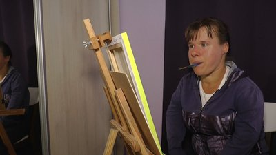Малюють картини. Прикарпатки з інвалідністю Уляна Белей та Любов Оробець