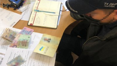 ДБР підозрює працівника фіскальної служби Харківщини в одержанні хабара ДБР підозрює працівника фіскальної служби Харківщини в одержанні хабара