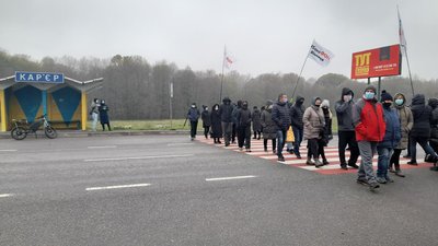У Вінниці перекрили центральну вулицю: учасники акції проти посилення карантину У Вінниці перекрили центральну вулицю: учасники акції проти посилення карантину