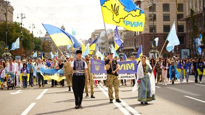 Із прапорами кримські татари ідуть Хрещатиком Із прапорами кримські татари ідуть Хрещатиком