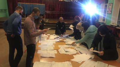 На виборчій дільниці розпочали підрахунок голосів
