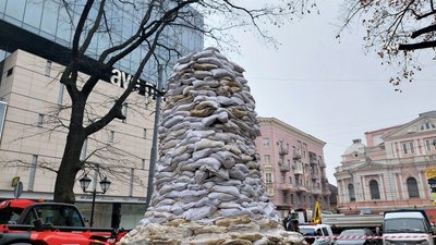 Пам'ятник Гоголю у Харкові обклали мішками з піском Пам'ятник Гоголю у Харкові обклали мішками з піском