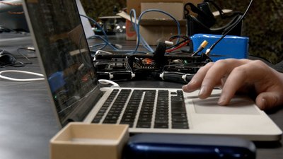 Волонтери з Вінниччини виготовляють дрони для оборонців