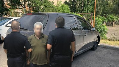 Чоловіка, який викрав 230 тисяч з авто торгового представника на Чернігівщині, затримали у столиці