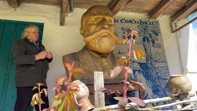 Скульптор Леонід Гомон поряд зі своєю незавершеною роботою – погруддям Григорія Галагана у Сокиринцях на Чернігівщині у травні 2024 року Скульптор Леонід Гомон поряд зі своєю незавершеною роботою – погруддям Григорія Галагана у Сокиринцях на Чернігівщині у травні 2024 року