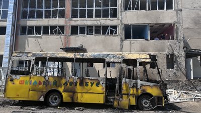 Пошкоджений автобус внаслідок удару дрона