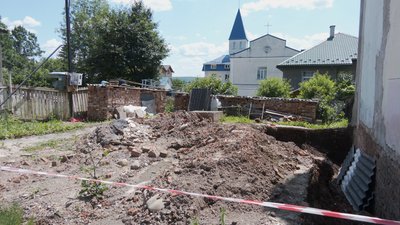 У Калуші жінка скаржиться на сусіда, бо через ремонт на суміжній ділянці підтоплює її житло У Калуші жінка скаржиться на сусіда, бо через ремонт на суміжній ділянці підтоплює її житло