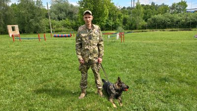 "Гроші були заміновані": в кінологічному центрі Полтави працює кінолог з Маріуполя Олександр Тимрук