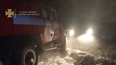 пожежна машина витягає із замету пожежна машина витягає із замету