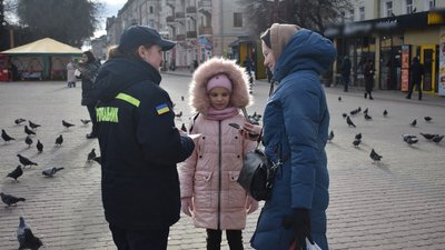 Тернополянам показали як виглядають вибухонебезпечні предмети Тернополянам показали як виглядають вибухонебезпечні предмети
