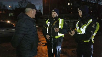 У Луцьку поліцейські штрафують пішоходів без світловідбивачів