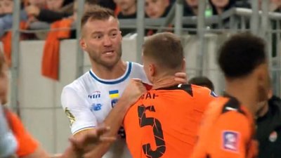 Андрій Ярмоленко схопив Валерія Бондаря за горло у "класичному" дербі "Динамо" і "Шахтаря"