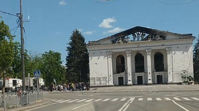 В Маріуполі окупанти влаштували екскурсію всередині Драмтеатру після розбору завалів