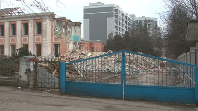 Замість корпусу лікарні передбачалося зведення багатоповерхівки, у якій 18 квартир мало ніби то перейти лікарні для лікарів. Фото: Суспільне. Поділля. Замість корпусу лікарні передбачалося зведення багатоповерхівки, у якій 18 квартир мало ніби то перейти лікарні для лікарів. Фото: Суспільне. Поділля.