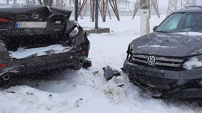 У Кропивницькому зіштовхнулися дві легкові машини та тролейбус, є травмований У Кропивницькому зіштовхнулися дві легкові машини та тролейбус, є травмований