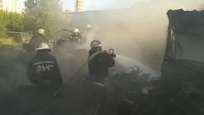 Рятувальники загасили пожежу на шиномонтажу у Харкові Рятувальники загасили пожежу на шиномонтажу у Харкові