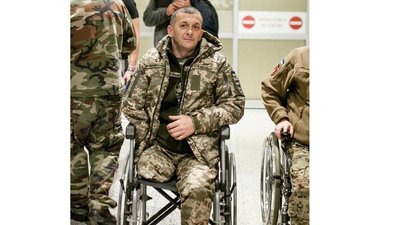 Захисник "Азовсталі" Михайло Діанов оплатив протезування в США військовому з Хмельниччини