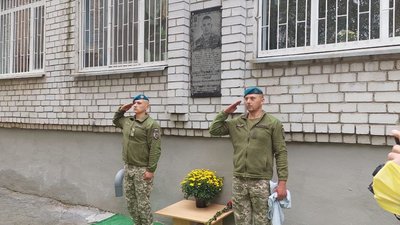 У Миколаєві до Дня захисників та захисниць України відкрили меморіальну дошку двом загиблим воїнам У Миколаєві до Дня захисників та захисниць України відкрили меморіальну дошку двом загиблим воїнам