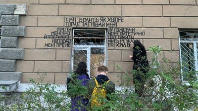 Гуртожиток ДНУ, стінопис, удар РФ, Дніпро, Діна Чмуж