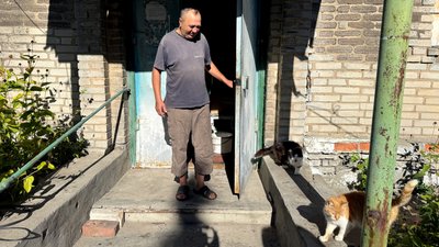 Житель Святогірська Василь з котами