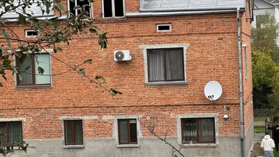 Пошкоджені вікна будинку в Мурованому після обстрілу 18 жовтня