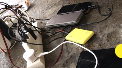 У Нетішині облаштували місця для зарядки мобільних телефонів. У Нетішині облаштували місця для зарядки мобільних телефонів.