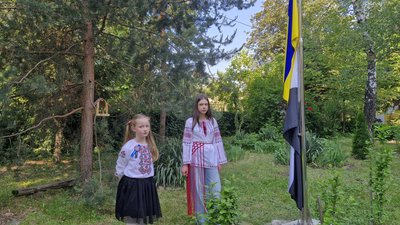 В Ужгороді підняли "Прапор надії" та відкрили меморіал памʼяті загиблих Геров