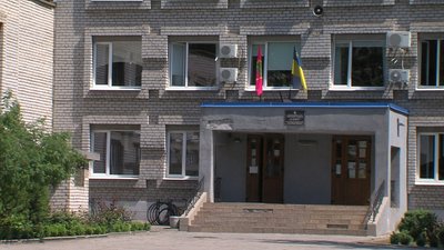 Батьки учнів запорізького колегіуму "Елінт" влаштували пікет проти розформування закладу Батьки учнів запорізького колегіуму "Елінт" влаштували пікет проти розформування закладу