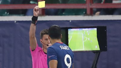 Луїс Суарес дивився VAR із арбітром. За це футболіст отримав жовту картку